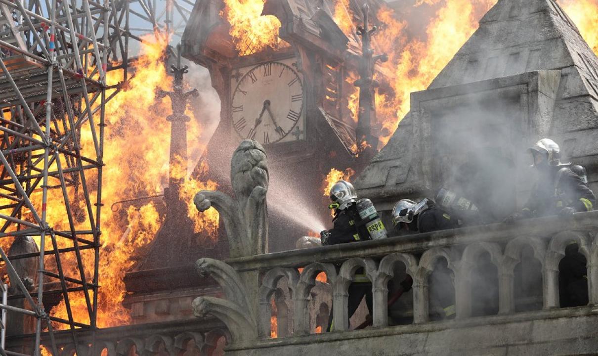 Notre-Dame v plamenech